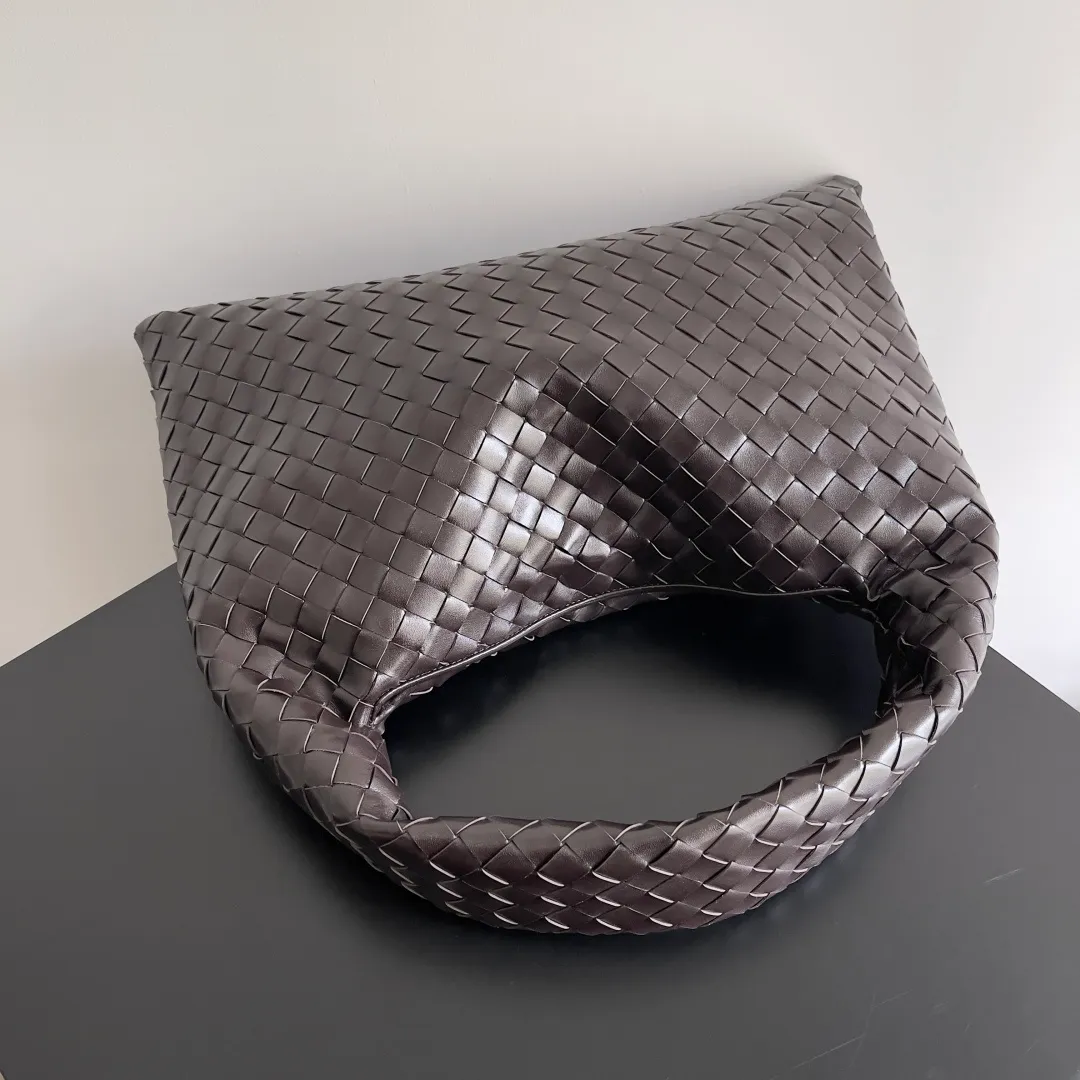 Batch 1960 It seems that this bag from BV has been popular recently ~ The new Hop is really not too beautiful. The whole bag has no seams. The bag body and handles are made of one piece of leather. It reflects the style and essence of Bottega Veneta. It truly represents craftsmanship and creativity. The large size has a very loose and lazy upper body. Big bag lovers will definitely not regret buying it. Style number: 796262 Size: 46*21*10cm
